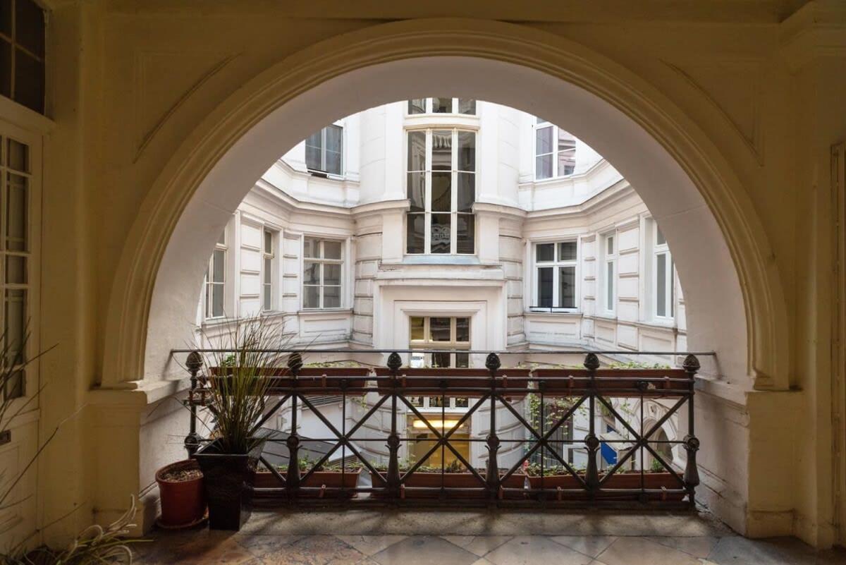 New Spacious At Superb Location * Budapesta